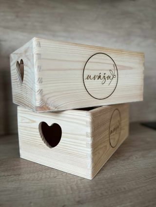 Dřevěné bedýnky s osobním kouzlem ✨🌿 Někdy se stane, že nás oslovíte s nápadem, který na našem e-shopu nenajdete – a právě...