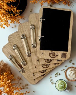 Vaše nápady nás baví - Tentokrát jsme tvořili dřevěné menu desky s kroužkovou vazbou na přání ☕️🤎 🍁 Podzim je ideální čas...