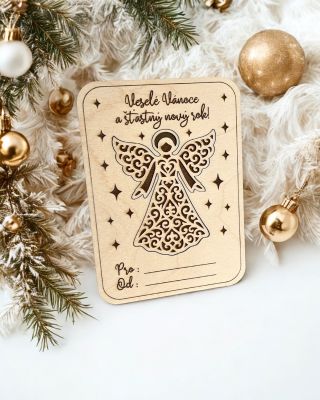 Dřevěná kartička s vyřezávaným andělíčkem – vánoční přání i ozdoba v jednom. Po vyloupnutí lze andílka zavěsit na...